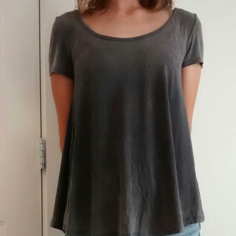 Detailed back t-shirt. - Picture 2 of 2